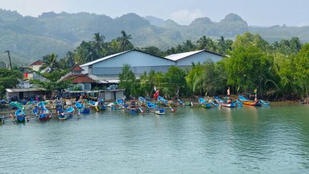 Téléchargez les photos : Kebumen, Jawa tengah Idonesia 25 juillet 2023 : Les bateaux de pêche traditionnels indonésiens s'arrêtent et s'appuient sur la plage - en image libre de droit