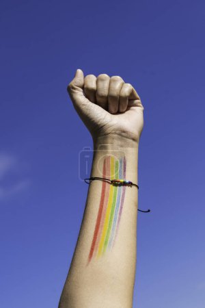 Nicht wiederzuerkennende Person mit Armband und Farben des LGTBI + Flaggschiff LGTBI Protestkonzepts