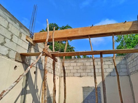 Foto de Elaboración de una columna en la renovación de una antigua casa en Guatemala - Imagen libre de derechos