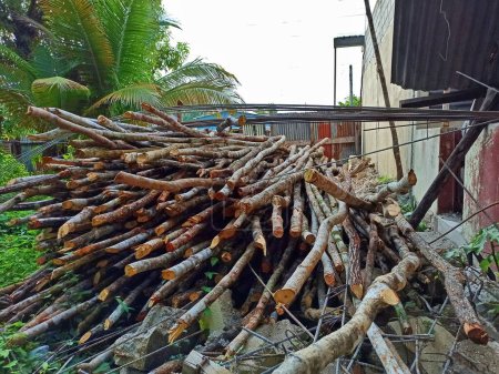 Soportes de madera apilados: listos para la construcción en Guatemala