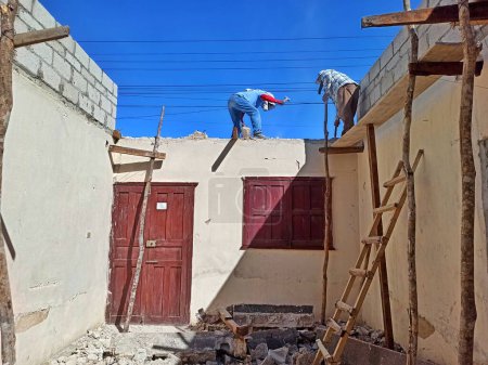 Foto de Albañiles calificados: Reconstruyendo una antigua casa en Guatemala - Imagen libre de derechos