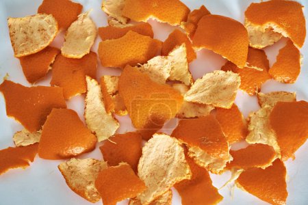 Foto de Trozos de cáscara de naranja sobre un fondo blanco. - Imagen libre de derechos