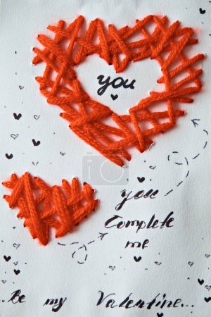 Foto de La postal está hecha con tus propias manos para el Día de San Valentín.. - Imagen libre de derechos