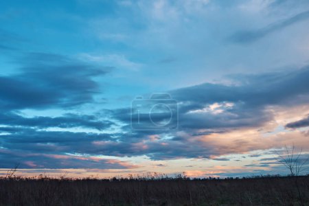 Foto de Cielo atardecer dramático con nubes. - Imagen libre de derechos