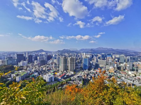 Foto de SEOUL, COREA DEL SUR - 23 DE OCTUBRE DE 2022: Escena de rascacielos de edificios y apartamentos de gran altura en Seúl desde el mirador de la montaña Namsan por la tarde - Imagen libre de derechos