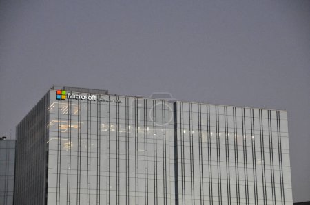 Foto de SEÚL, COREA DEL SUR - 23 DE OCTUBRE DE 2022: Edificio de Microsoft Headquaters por la noche en Seúl, Corea del Sur. Hay un nombre de la empresa coreana junto al logotipo en inglés. - Imagen libre de derechos