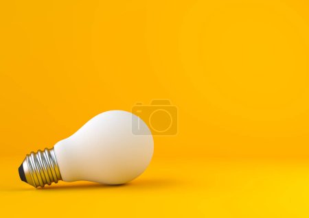 Téléchargez les photos : Ampoule blanche sur fond jaune vif aux couleurs pastel. Concept minimaliste, concept d'idée lumineuse, lampe isolée. Illustration de rendu 3D - en image libre de droit