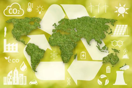 Téléchargez les photos : Une carte du monde texturée d'herbe verte, un grand symbole de recyclage blanc et d'autres icônes écologiques blanches sur fond vert déconcentré. - en image libre de droit
