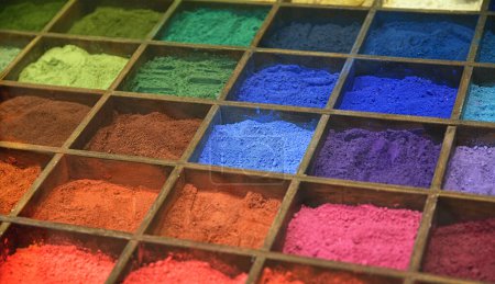 Foto de Colorido mosaico de polvo de holi en el mercado - Imagen libre de derechos