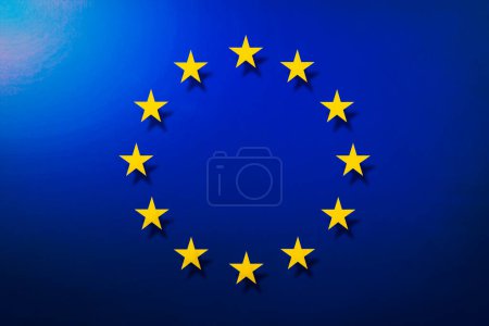 Foto de Bandera de la Unión Europea y banderas de la UE sobre fondo azul. renderizado 3d - Imagen libre de derechos