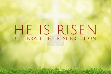 Téléchargez les photos : Illustration de Pâques avec le texte "Il est ressuscité", une croix brillante et un fond bokeh jaune et vert flou avec de l'herbe. - en image libre de droit