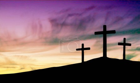 Foto de Ilustración de Pascua con tres cruces en la colina y el cielo azul al atardecer. - Imagen libre de derechos