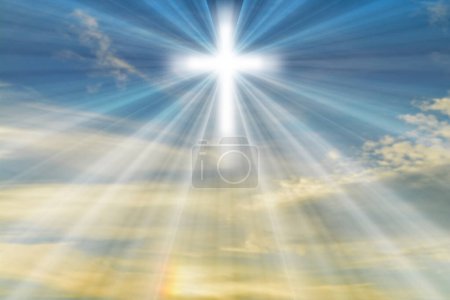Foto de Fondo de Pascua con una cruz brillante en el cielo azul con nubes y haz de luz. - Imagen libre de derechos