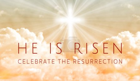 Téléchargez les photos : Illustration de Pâques avec le texte "Il est ressuscité" et une croix brillante sur un ciel de couleur orange avec un faisceau lumineux. - en image libre de droit