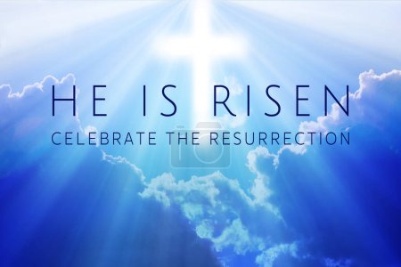 Foto de Fondo de Pascua con el texto 'Él ha resucitado' y una cruz brillante en el cielo azul con haz de luz. - Imagen libre de derechos