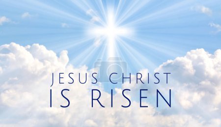 Fond pascal avec le texte "Jésus Christ est ressuscité" et une croix brillante sur le ciel bleu avec un faisceau lumineux.