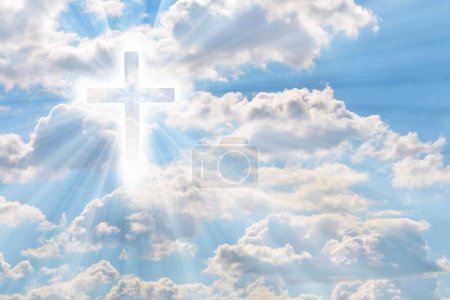 Foto de Fondo de Pascua con una cruz brillante en el cielo azul con nubes blancas y haz de luz. - Imagen libre de derechos