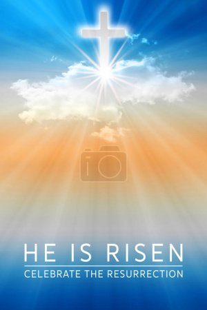 Foto de Fondo de Pascua con el texto 'Él ha resucitado', una estrella brillante y cielo azul-naranja con nubes blancas. - Imagen libre de derechos
