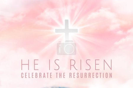 Téléchargez les photos : Illustration de Pâques avec le texte "Il est ressuscité" et une croix brillante sur le ciel bleu avec un faisceau lumineux. - en image libre de droit