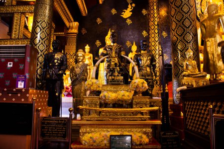 Foto de Estatua del Rey Naresuan Gran o Somdet Phra Naresuan Maharat monumento para los tailandeses viajes visita respeto en Wat Phra Si Rattana Mahathat o templo de Yai el 28 de octubre de 2022 en Phitsanulok, Tailandia - Imagen libre de derechos