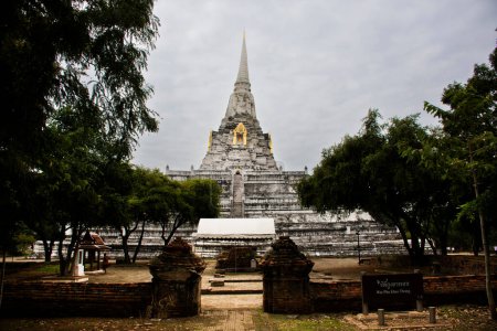 Téléchargez les photos : Ancien stupa Phukhao String antique ruine chedi pour le peuple thaï voyage visite respect prière bénédiction bouddha saint souhait mystère mythe au temple Wat Phu Khao String sur Novembre 6,2022 à Ayutthaya Thaïlande - en image libre de droit