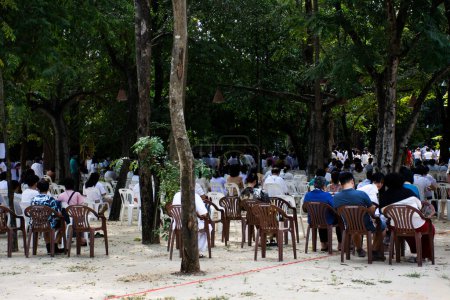 Foto de La gente tailandesa se une a observar la religión o practicar el dharma meditar el respeto la bendición de oración buddha santo en el parque de jardín de tierra de meditación en el templo de Wat Mahaeyong el 6 de noviembre de 2022 en Ayutthaya, Tailandia - Imagen libre de derechos