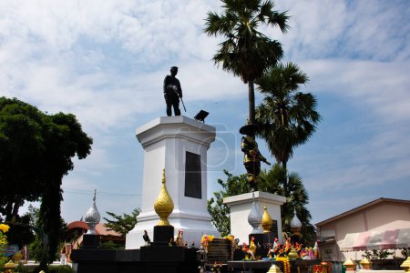 Foto de Estatuas del Rey Naresuan Grande o Somdet Phra Naresuan Maharat y los monumentos del Rey Taksin para el pueblo tailandés visitan el respeto por la bendición de oración en el templo de Wat Huntra el 6 de noviembre de 2022 en Ayutthaya, Tailandia - Imagen libre de derechos