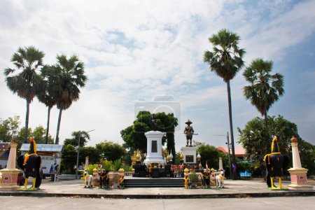 Foto de Estatuas del Rey Naresuan Grande o Somdet Phra Naresuan Maharat y los monumentos del Rey Taksin para el pueblo tailandés visitan el respeto por la bendición de oración en el templo de Wat Huntra el 6 de noviembre de 2022 en Ayutthaya, Tailandia - Imagen libre de derechos