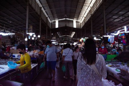 Téléchargez les photos : Ang Sila seafood jetty market and fish local bazaar for thai people and foreign travelers travel visit and select but shopping for cooking at Chon Buri city on November 8, 2022 in Chonburi, Thailand - en image libre de droit