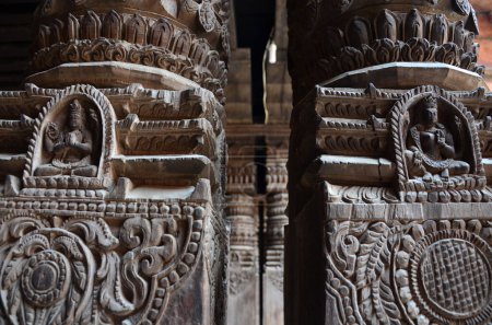 Téléchargez les photos : Ancient wood architecture and antique art wooden carved nepalese angel deity god in old ruins building for nepali people foreign travelers travel visit at Basantapur Katmandu city in Kathmandu, Nepal - en image libre de droit