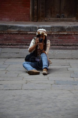 Téléchargez les photos : Travelers thai women journey and travel visit ancient nepalese architecture and antique old ruins nepali building royal palace at Basantapur Katmandu Durbar Square Kshetra in Kathmandu valley at Nepal - en image libre de droit