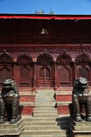 Téléchargez les photos : Sculpture ancient bronze napali lion singha guardian statues and carving wooden building Shiva Parvati hindu temple for people travelers visit at Basantapur Katmandu durbar square in Kathmandu, Nepal - en image libre de droit
