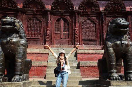 Téléchargez les photos : Traveler thai women photographer travel visit and work take photo ancient nepalese architecture and antique old ruin nepali royal palace at Basantapur Katmandu Durbar Square Kshetra in Kathmandu Nepal - en image libre de droit