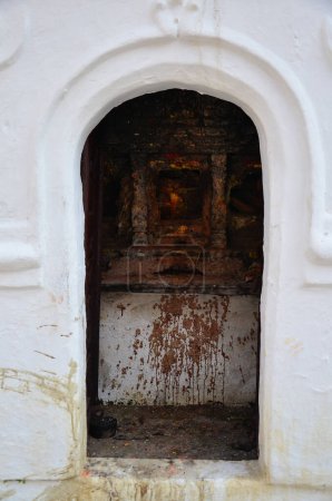 Téléchargez les photos : Ancient deity folk religion of nepalese god lord in antique small shrine for nepali people travel visit and respect praying in old building royal palace at Basantapur Katmandu city in Kathmandu, Nepal - en image libre de droit