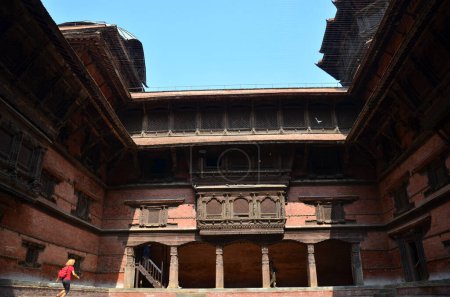 Téléchargez les photos : Ancient nepalese architecture and antique old ruins nepali royal palace at Basantapur Katmandu Durbar Square Kshetra for travelers people travel visit at UNESCO World Heritage Sites in Kathmandu Nepal - en image libre de droit