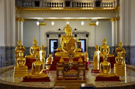 Téléchargez les photos : Luang Por Sothon buddha statues for thai people foreign travelers travel visit and respect praying blessing wish holy at Wat Sothon Wararam Worawihan or Sothonwararam temple in Chachoengsao, Thailand - en image libre de droit
