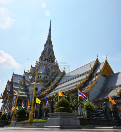 Téléchargez les photos : Ancient ubosot ordination hall or antique old church of Wat Sothon Wararam Worawihan or Sothonwararam temple for thai people travelers visit respect praying on June 24, 2011 in Chachoengsao, Thailand - en image libre de droit