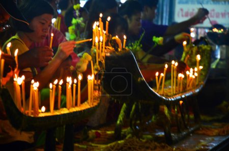 Téléchargez les photos : Thai people visit and fire incense candle burn for respect praying blessing wish holy Luang Por Sothon buddha statue at Wat Sothon Wararam Worawihan temple on June 24, 2011 in Chachoengsao, Thailand - en image libre de droit