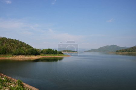 Foto de View landscape island lake river and mountain forest jungle for thai people and foreign travelers travel visit and camping rest relax at Kaeng Krachan Dam and National Park in Phetchaburi, Thailand - Imagen libre de derechos