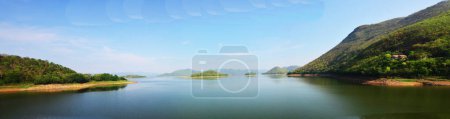 Foto de View landscape island lake river and mountain forest jungle for thai people and foreign travelers travel visit and camping rest relax at Kaeng Krachan Dam and National Park in Phetchaburi, Thailand - Imagen libre de derechos