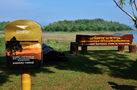 Foto de Information board tag detail of Kaeng Krachan Dam reservoir and post mail box in Kaengkrachan National Park for thai people travelers travel visit camping on December 23, 2013 in Phetchaburi, Thailand - Imagen libre de derechos