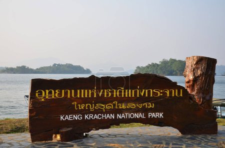 Foto de Information board tag label information detail of Kaeng Krachan Dam reservoir in Kaengkrachan National Park for thai people travelers travel visit camping on December 23, 2013 in Phetchaburi, Thailand - Imagen libre de derechos