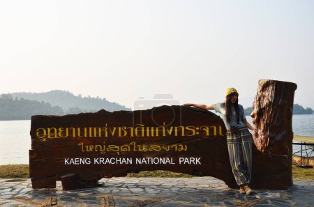 Foto de Travelers thai women journey travel visit posing portrait with information board tag detail of Kaeng Krachan Dam reservoir in Kaengkrachan National Park on December 23, 2013 in Phetchaburi, Thailand - Imagen libre de derechos