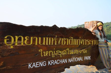 Foto de Travelers thai women journey travel visit posing portrait with information board tag detail of Kaeng Krachan Dam reservoir in Kaengkrachan National Park on December 23, 2013 in Phetchaburi, Thailand - Imagen libre de derechos