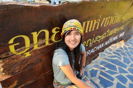 Foto de Viajeros tailandeses viajan de viaje visitan posando retrato con información etiqueta detalle de la presa Kaeng Krachan embalse en el Parque Nacional Kaengkrachan en diciembre 23, 2013 en Phetchaburi, Tailandia - Imagen libre de derechos