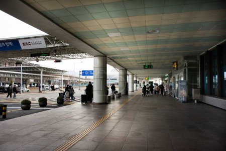 Téléchargez les photos : Extérieur bâtiment de l'architecture de l'aéroport international de Gimhae pour les Coréens et les voyageurs étrangers voyage voyage utilisation voyage de service à Gangseo sur Février 17, 2023 à Busan, Corée du Sud - en image libre de droit