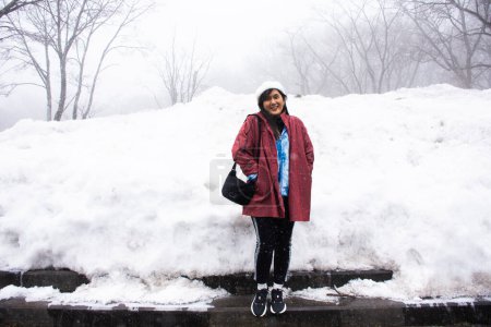 Foto de Las mujeres tailandesas viajeras visitan y posan retratos para tomar fotos nevadas cubiertas de bosque en el volcán Hanla Mountain o el Monte Halla en el Parque Nacional Hallasan en Jeju en Jeju do South Korea - Imagen libre de derechos