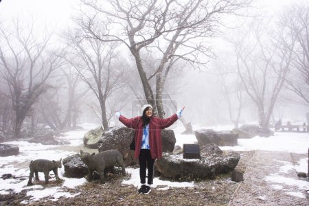 Foto de Viajeros tailandeses mujeres viajan visitan posando retratos y nevadas en el bosque en el volcán Hanla Mountain o el Monte Halla en el Parque Nacional Hallasan en Jeju el 17 de febrero de 2023 en Jeju-do, Corea del Sur - Imagen libre de derechos