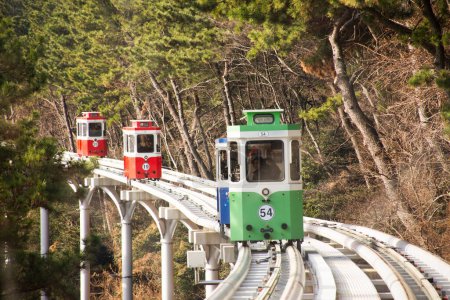 Téléchargez les photos : Les Coréens et les voyageurs étrangers assis sur Sky Capsule Tram Haeundae Blue Line à la station Mipo pour une visite de voyage au parc Haeundae Beach le 18 février 2023 à Busan, Corée du Sud - en image libre de droit