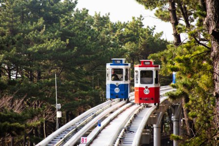 Téléchargez les photos : Les Coréens et les voyageurs étrangers assis sur Sky Capsule Tram Haeundae Blue Line à la station Mipo pour une visite de voyage dans le parc Haeundae Beach à Haeundae gu ville à Busan, Corée du Sud - en image libre de droit